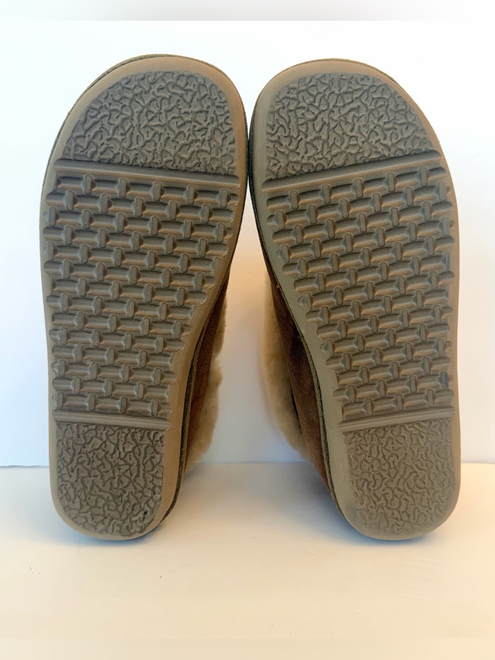 Acorn Oh Ewe shearling bootie slippers in Walnut, size 8 - Picture 8 of 9